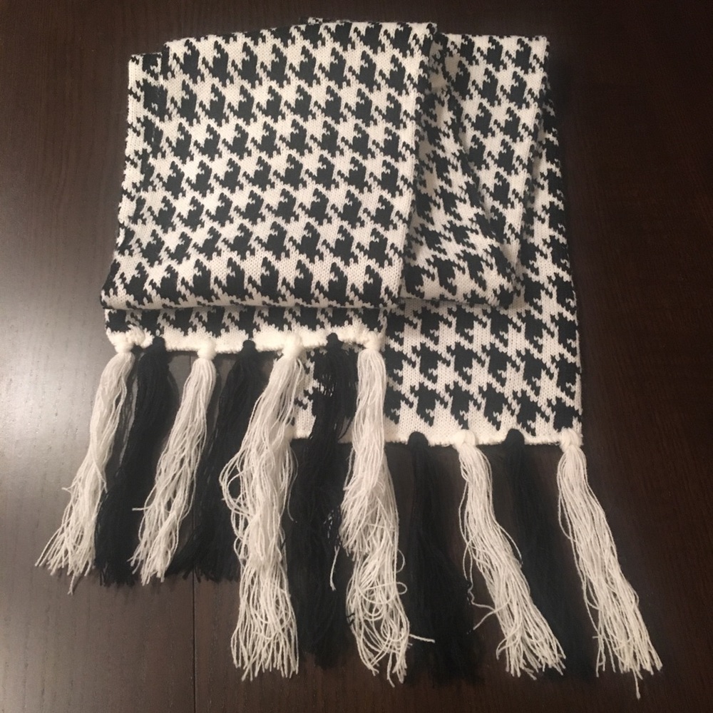 Houndstooth knit scarf black & white